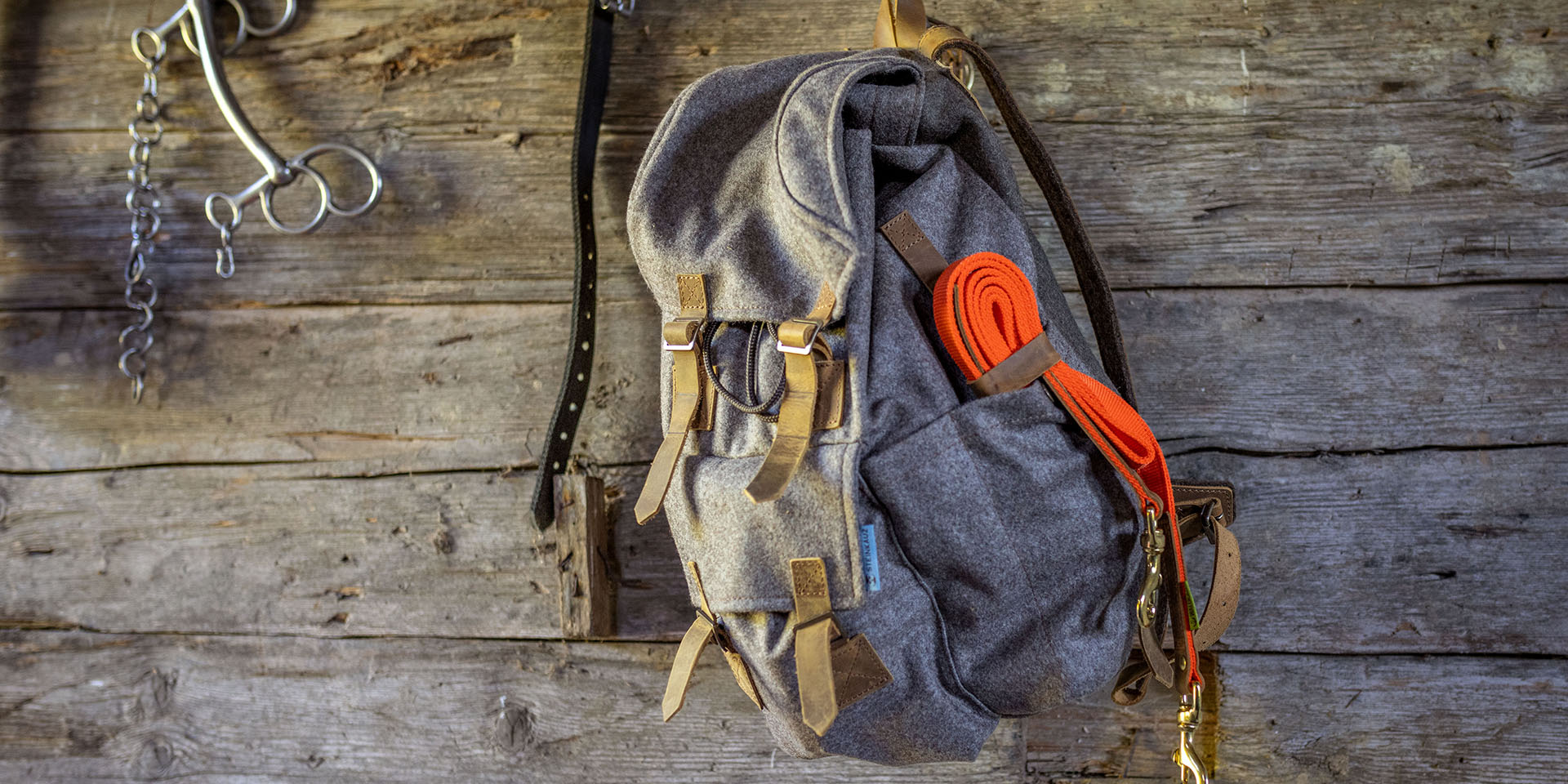 Lodenrucksack hängt an Holzwand
