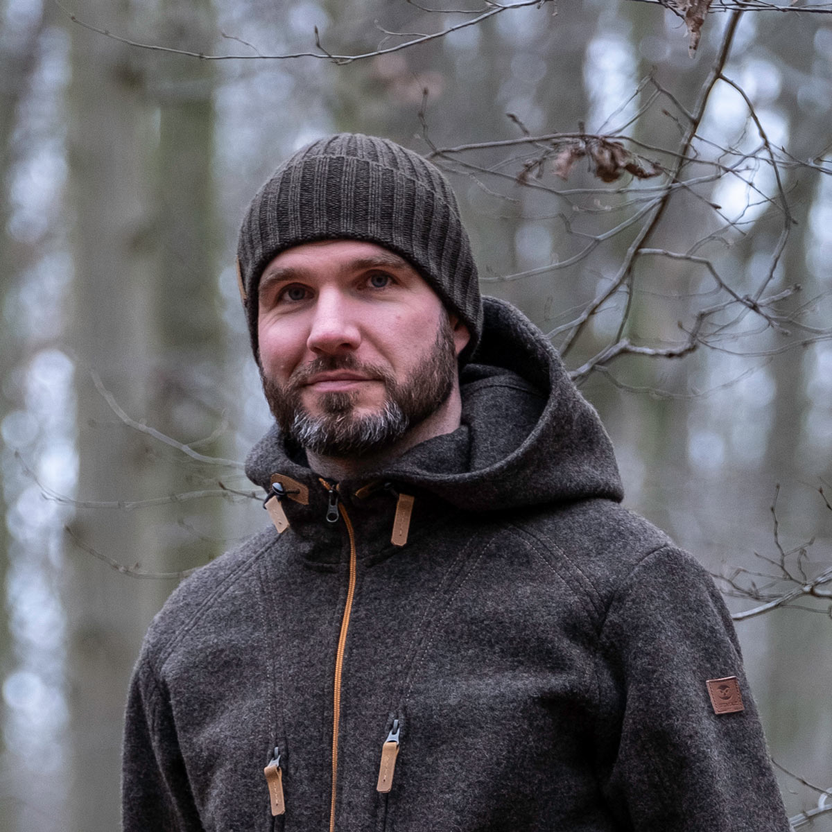 Wanderer im Wald mit Wollmütze