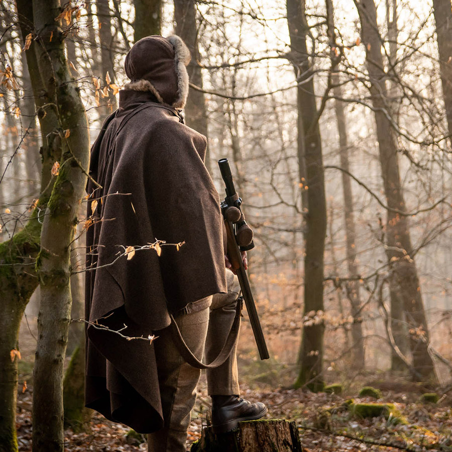 Decke Wetterfleck als Ponchon getragen von Jäger im Wald