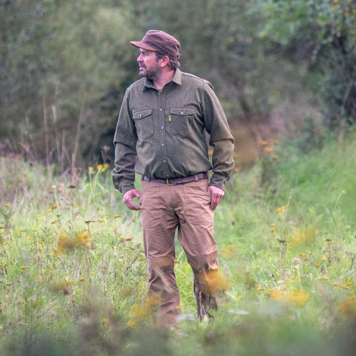 Jäger mit Jagdhose in Wildacker