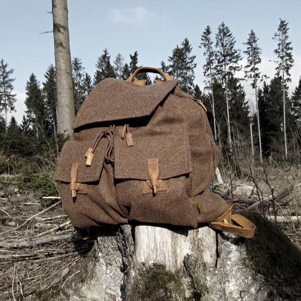 Lodenrucksack auf Holzwurzel