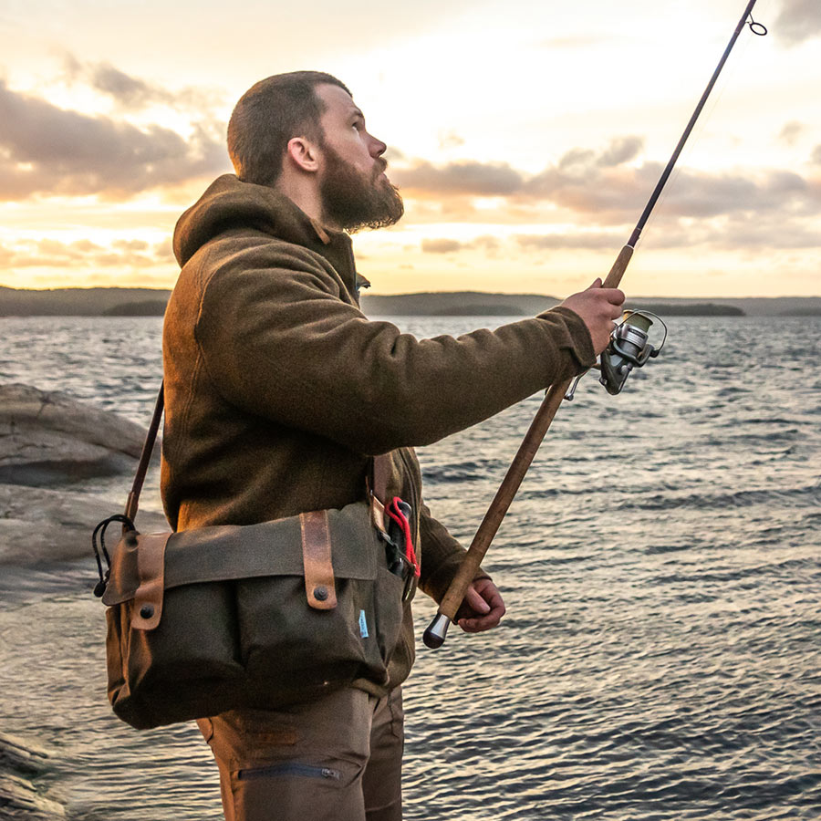 Bild Angler mit Tasche Fischland