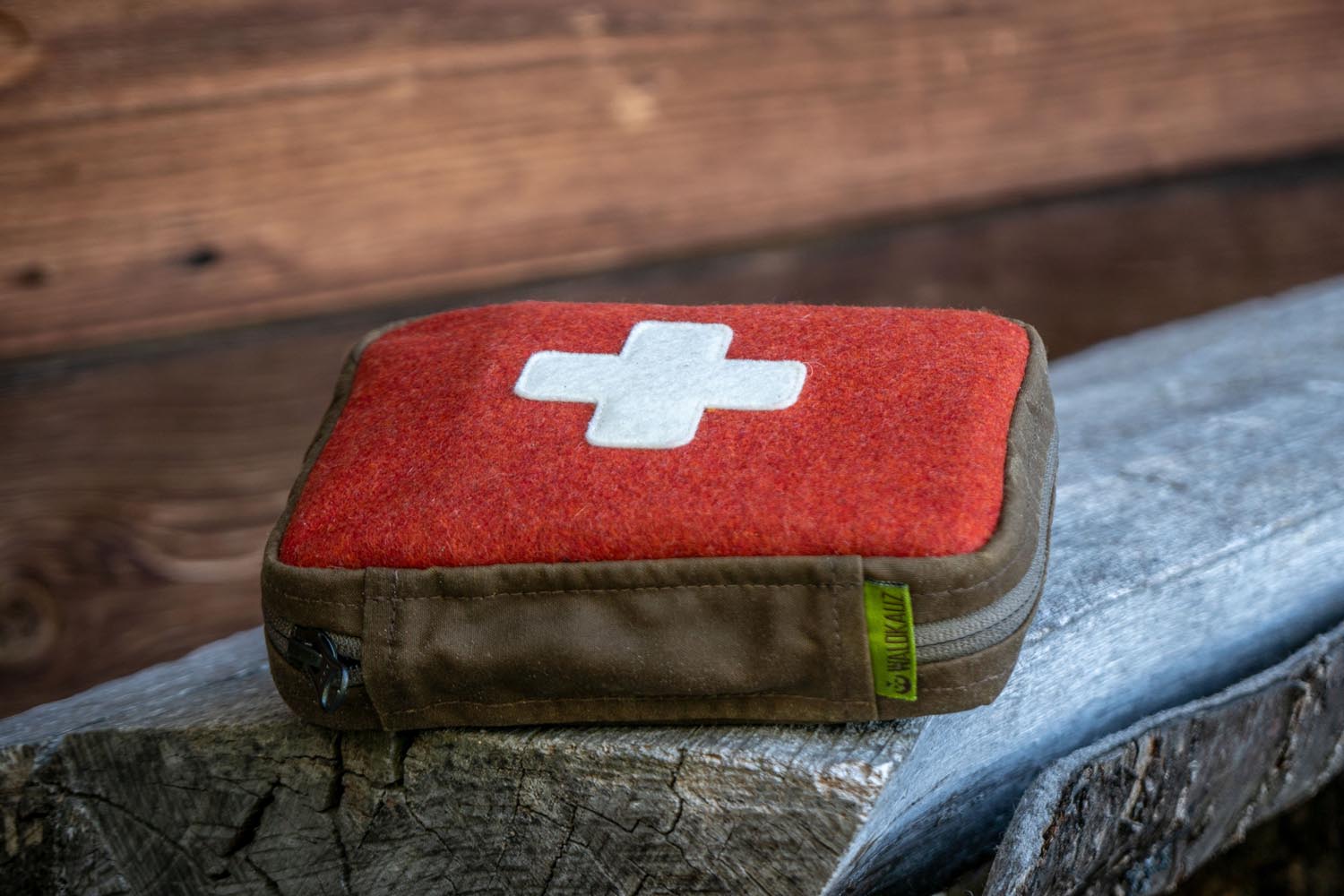 Liegendes Erste-Hilfe-Set