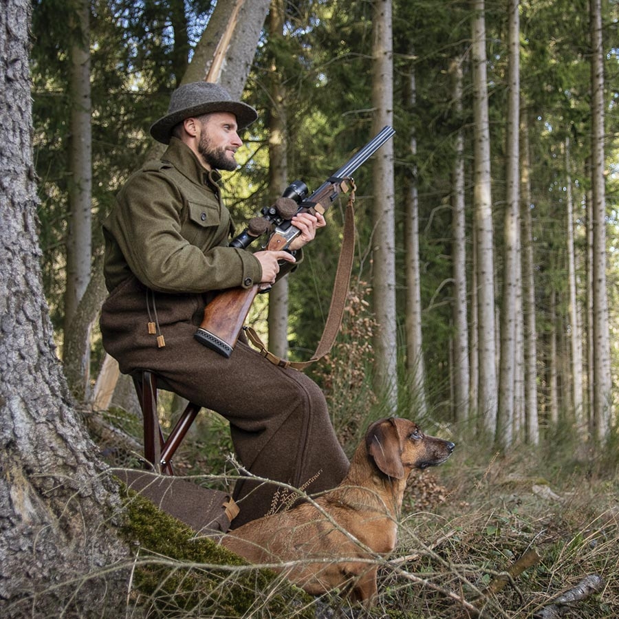 Ansitzdecke Unterschlupf Tragefoto Jäger auf Dreibein im Wald