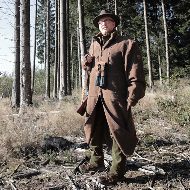 Ansitzmantel Petz Tragefoto Jäger im Wald
