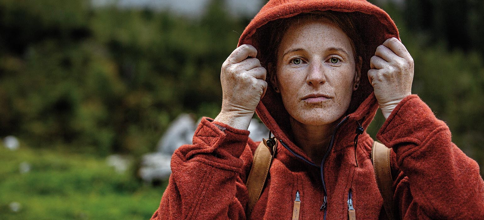 Wanderin mit Kapuzenjacke