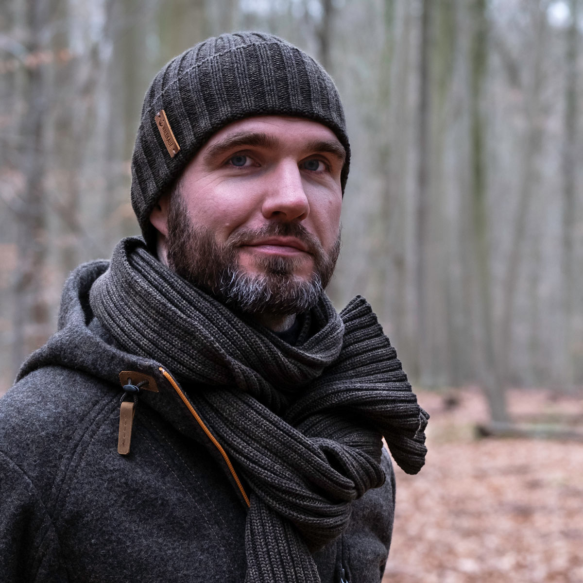 Wanderer mit Strickmütze im Wald