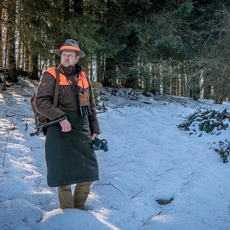 Bild Jäger im Schnee mit Ansitzschürze