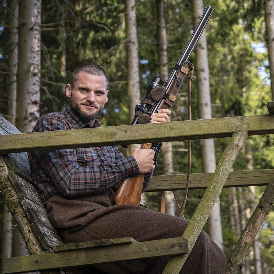 Tragefoto Jäger im Wald Decke Unterschlupf