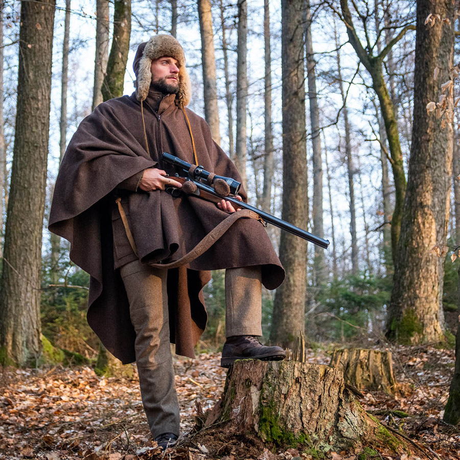 Ansitzdecke Wetterfleck als Poncho getragen von Jäger im Wald