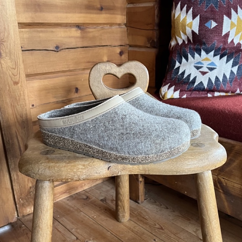 hellgraue Hüttenschuhe auf Hocker