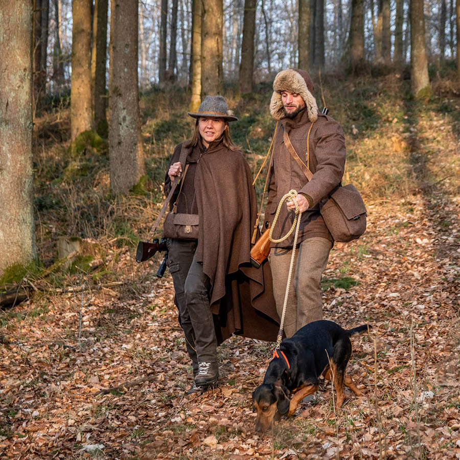 Decke Wetterfleck als Poncho getragen von Jägerin im Wald