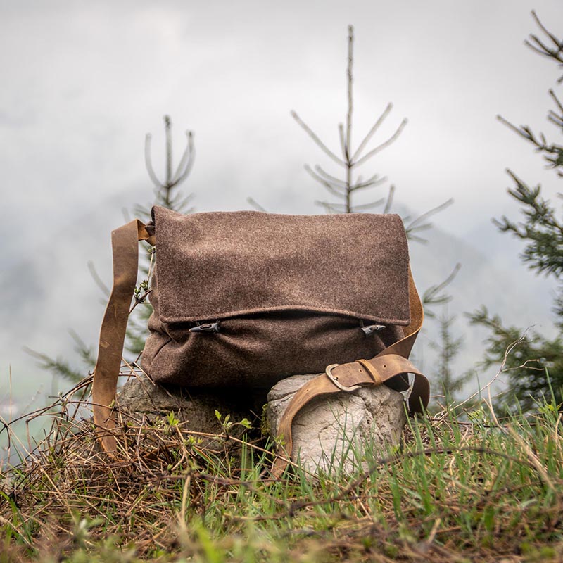 Lodenjagdtasche gefüllt auf Waldboden