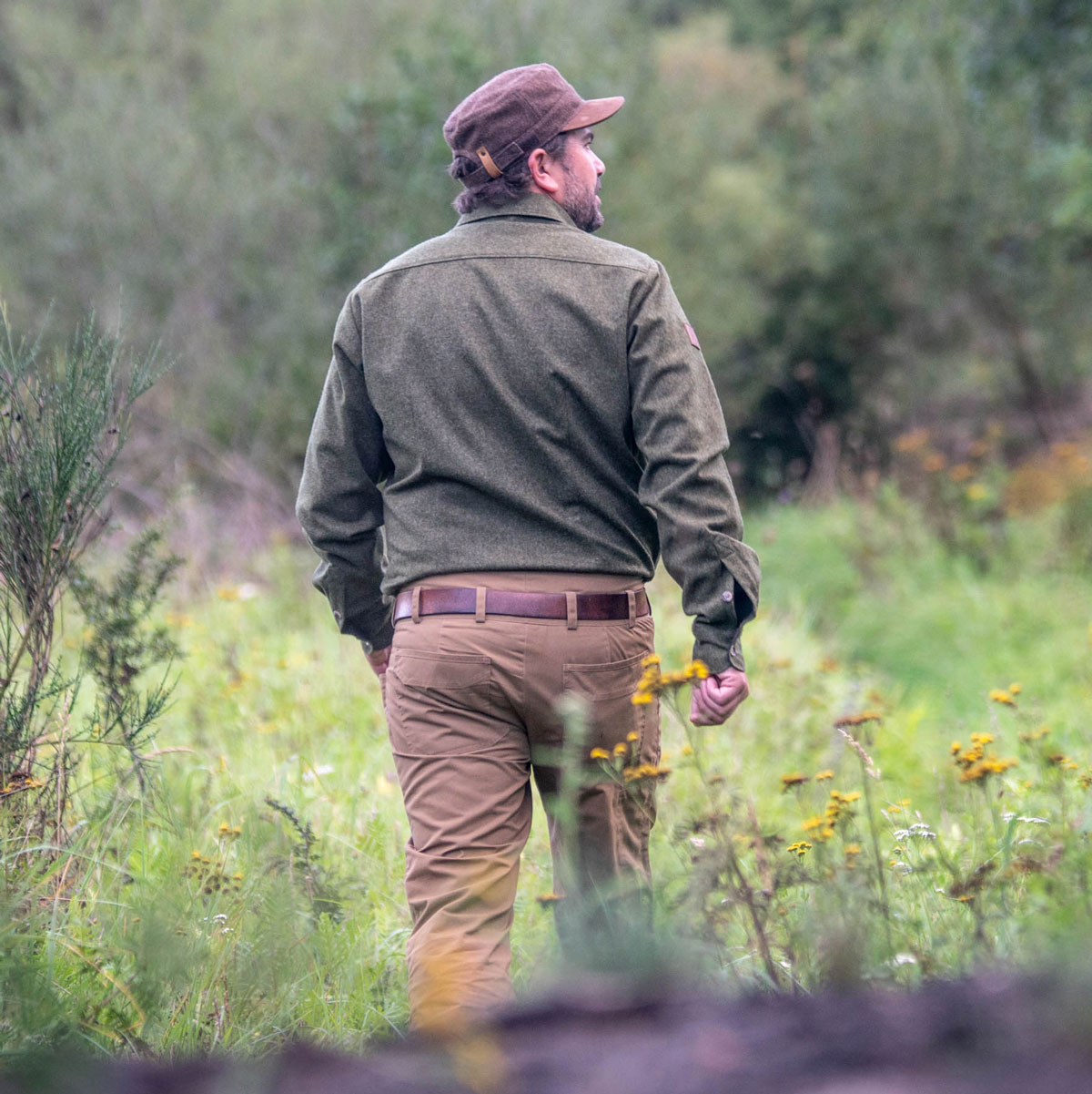 Jäger mit Jagdhose im Revier 