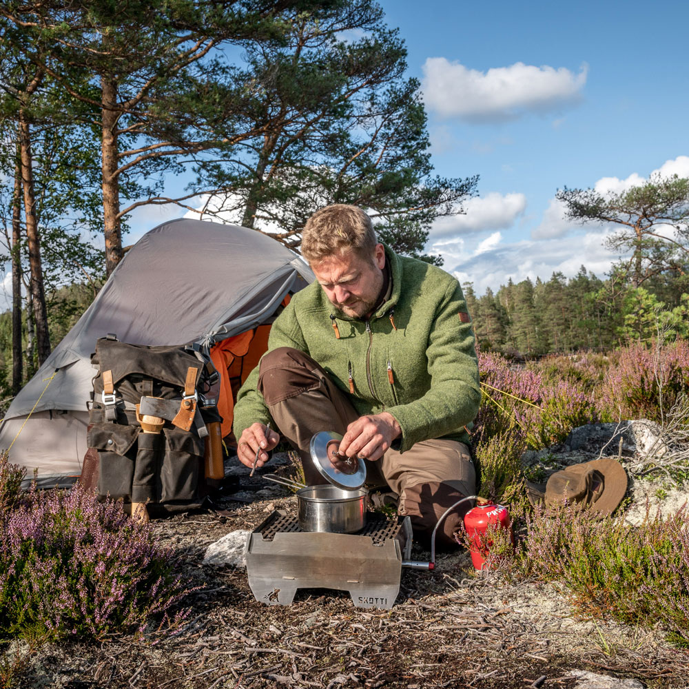 Rucksack Bushmann in Camping-Umgebung Schweden