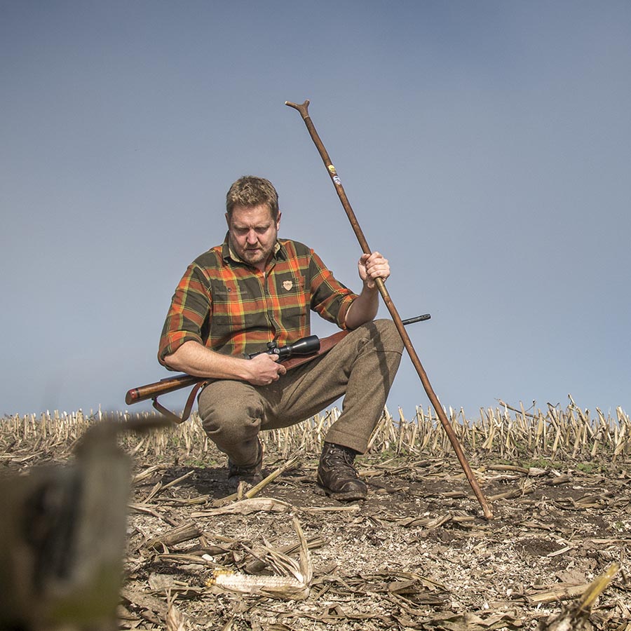 Tragebild Lodenhose Jäger auf Feld